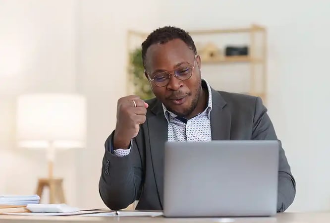 محترف يتابع اجتماعاً مع ترجمة فورية وترجمة نصية