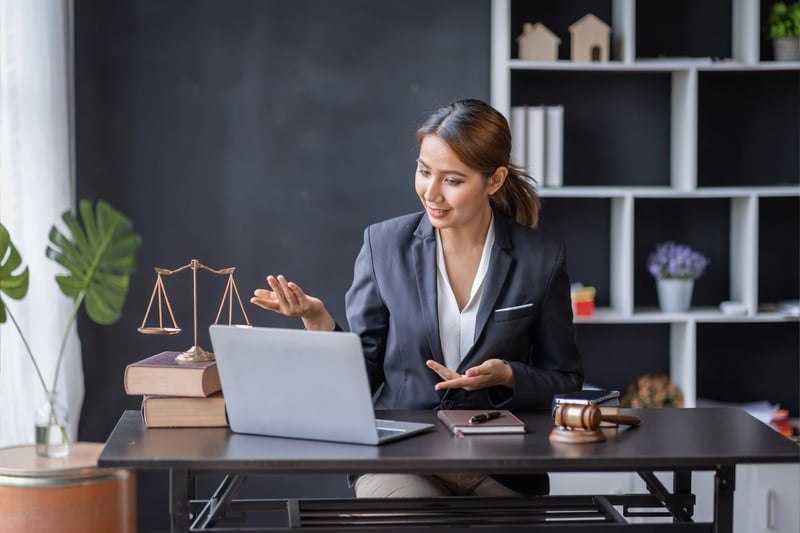 اجتماع متعدد اللغات بين متخصصين قانونيين ومختصين في مجال الامتثال