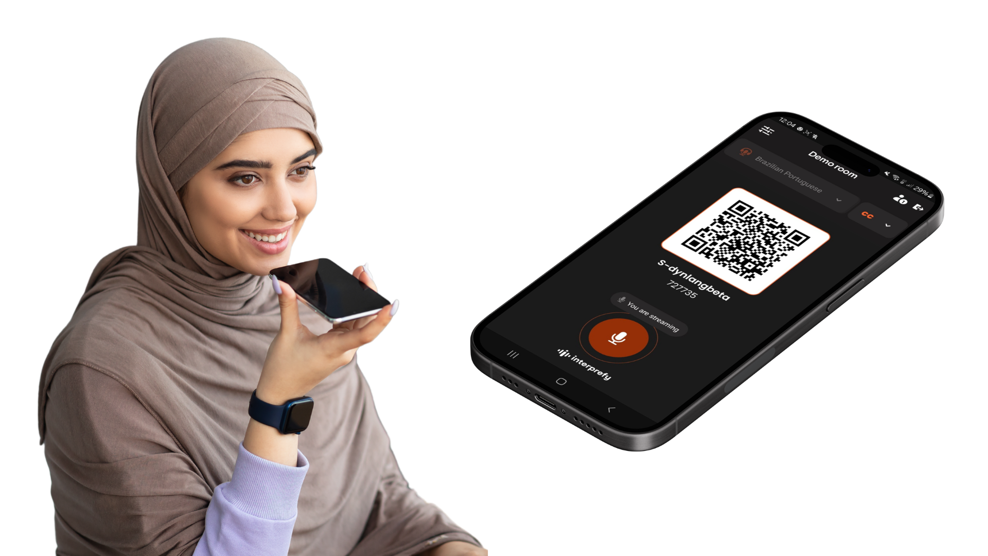 تطبيق Interprefy Now متوفر الآن على تطبيق Interprefy للهواتف المحمولة: متحدث يحمل هاتفًا ذكيًا بجوار التطبيق يعرض رمز الاستجابة السريعة (QR) الخاص بالحدث والميكروفون