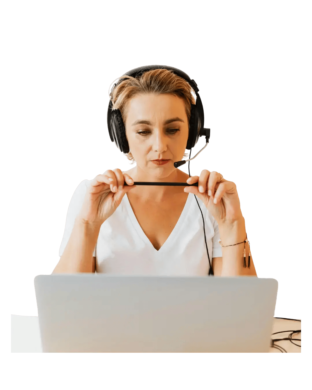 مترجمة محترفة ترتدي سماعة رأس، تقدم ترجمة فورية عن بعد من جهاز الكمبيوتر المحمول الخاص بها